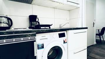 Herdplatte, Wasserkocher, Toaster, Kochgeschirr/Geschirr/Besteck