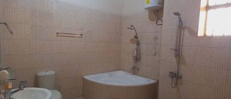 Dusj, håndklær, såpe og toalettpapir