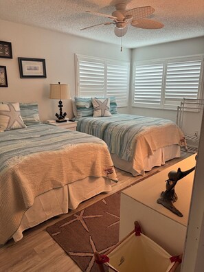 2 عدّة غرف نوم ومكواة/لوح كي وخدمة الإنترنت وملاءات أسرّة