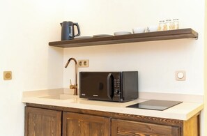 Four à micro-ondes, cafetiÚre-théiÚre, moulin à café, essuie-tout