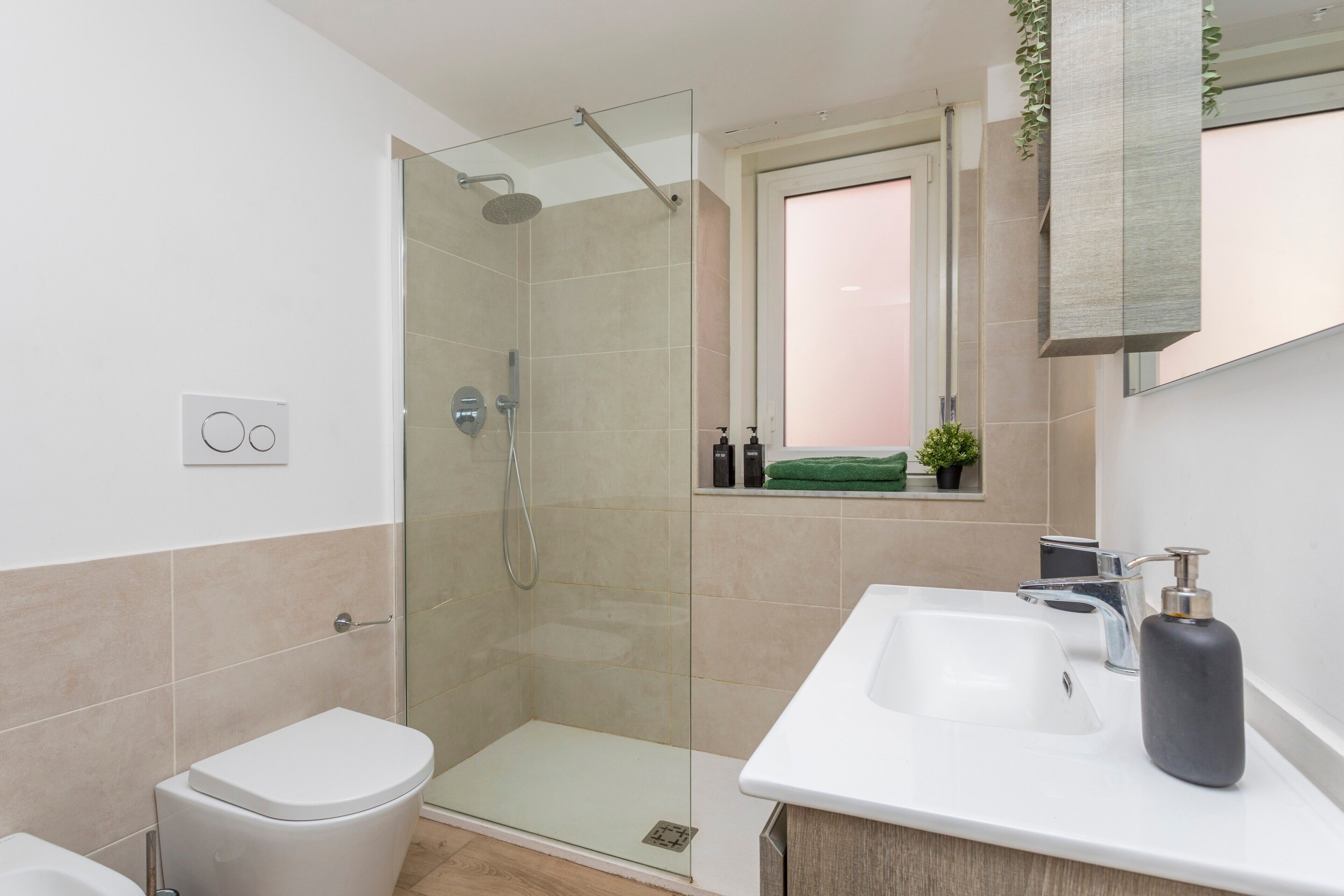 Dusche, kostenlose Toilettenartikel, Haartrockner, Handtücher