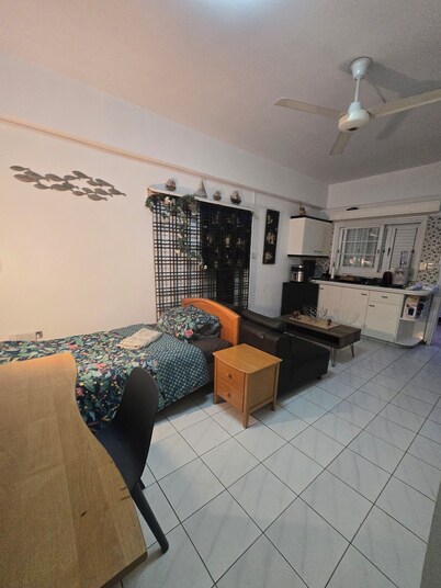 Stylish studio flat with outdoor 5 min to everything in engomi