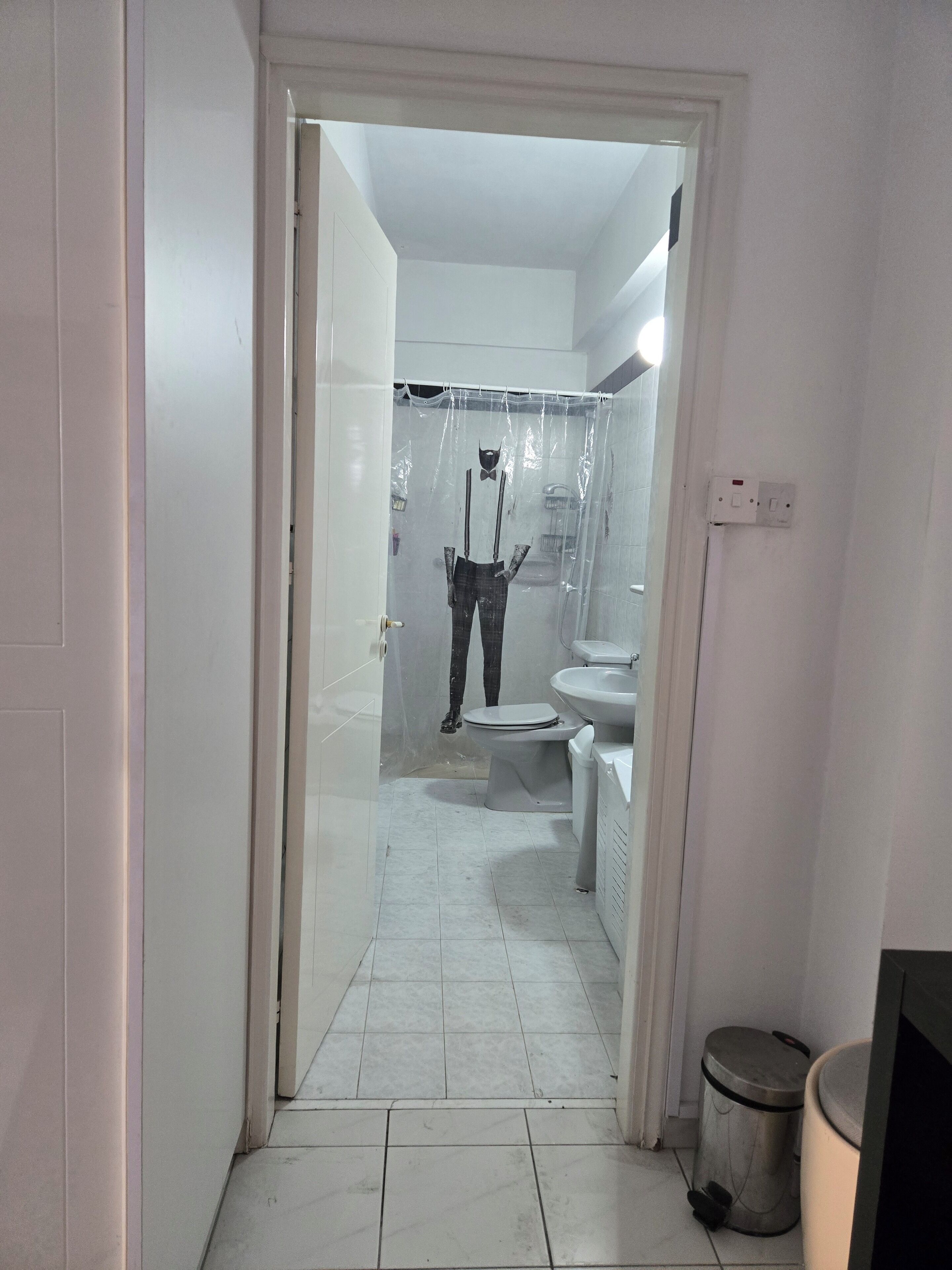 مجففات شعر، مناشف، صابون، ورق حمّام