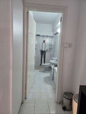 Haartrockner, Handtücher, Seife, Toilettenpapier