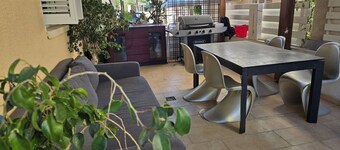 Stylish studio flat with outdoor 5 min to everything in engomi