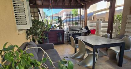 Stylish studio flat with outdoor 5 min to everything in engomi