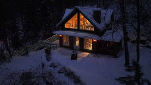 A cabin with a large front porch and a staircase leading up to the entrance. - Domaine Rivière Sacacomie - Le Pic-Bois (Saint-Alexis-des-Monts)