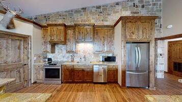 ثلاجة، ميكروويف، فرن، موقد طهي مسطح