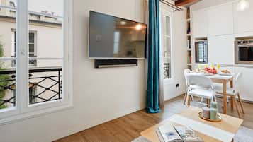 City appartement, 1 queensize bed met slaapbank, niet-roken, uitzicht op de binnenplaats | Woonruimte | Een 40-inch smart-tv met satellietzenders