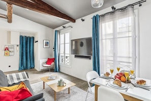 City Apartment, 1 Katil Ratu (Queen) dengan Katil Sofa, Non Smoking, Courtyard View | Ruang tamu | 40 inci sebuah televisyen pintar dengan satelit