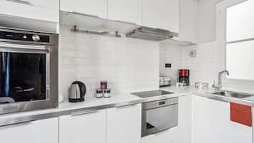 Departamento urbano, 1 cama Queen size y sofá cama, para no fumadores, vista al patio | Cocina privada | Cafetera y tetera, tetera eléctrica, tostadora y periquera