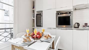 City Apartment, 1 Queen Bed with Sofa bed, Non Smoking, Courtyard View | Private kitchen | Coffee/tea maker, electric kettle, toaster, highchair