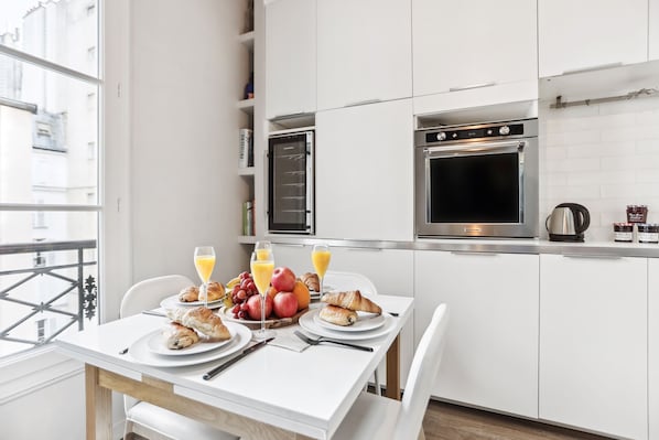 City Apartment, 1 Queen Bed with Sofa bed, Non Smoking, Courtyard View | Private kitchen | Coffee/tea maker, electric kettle, toaster, highchair