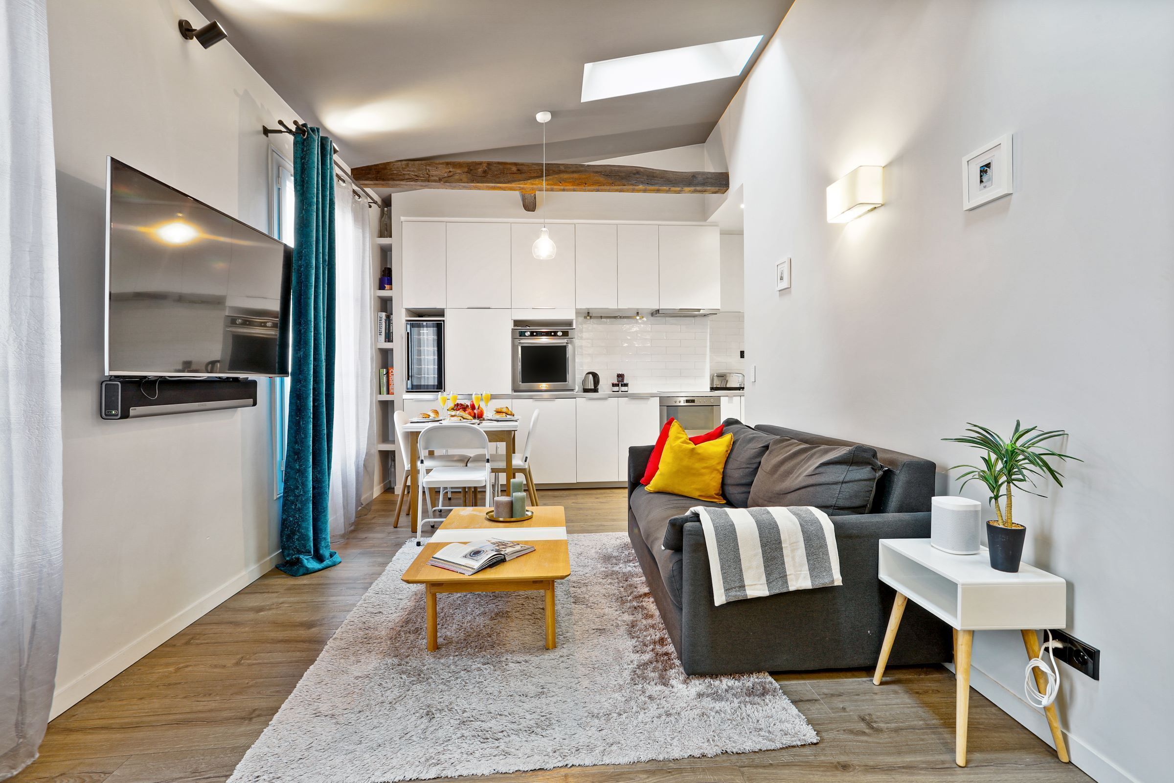 Apartamento urbano, 1 cama Queen e sofá-cama, para não fumantes, vista para o pátio | Área de estar | Smart TV 40 polegadas com canais via satélite