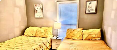 3 chambres, fer et planche à repasser, Wi-Fi, draps fournis