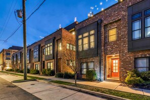 House | 4 bedrooms, Internet - Luxury Retreat Double Rooftop Deck Game Room (Nashville)