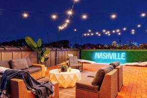 House | 4 bedrooms, Internet - Luxury Retreat Double Rooftop Deck Game Room (Nashville)