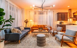 House | 4 bedrooms, Internet - Luxury Retreat Double Rooftop Deck Game Room (Nashville)