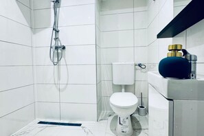 Een douche, een haardroger, handdoeken, zeep
