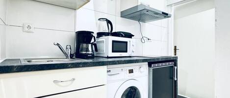 Frigorífico, microondas, placa de cocina y hervidor eléctrico