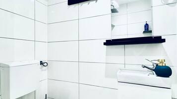 Dusche, Haartrockner, Handtücher, Seife