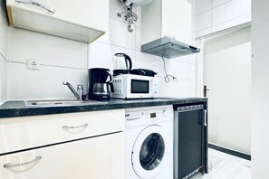 Een koelkast, een magnetron, een kookplaat, een waterkoker