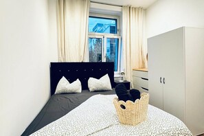 1 slaapkamer, een strijkplank/strijkijzer, beddengoed