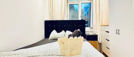 1 bedroom, bed sheets