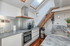 Frigorifero, microonde, forno, piano cottura