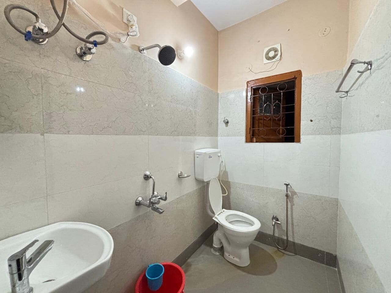 シャワー、スリッパ、タオル