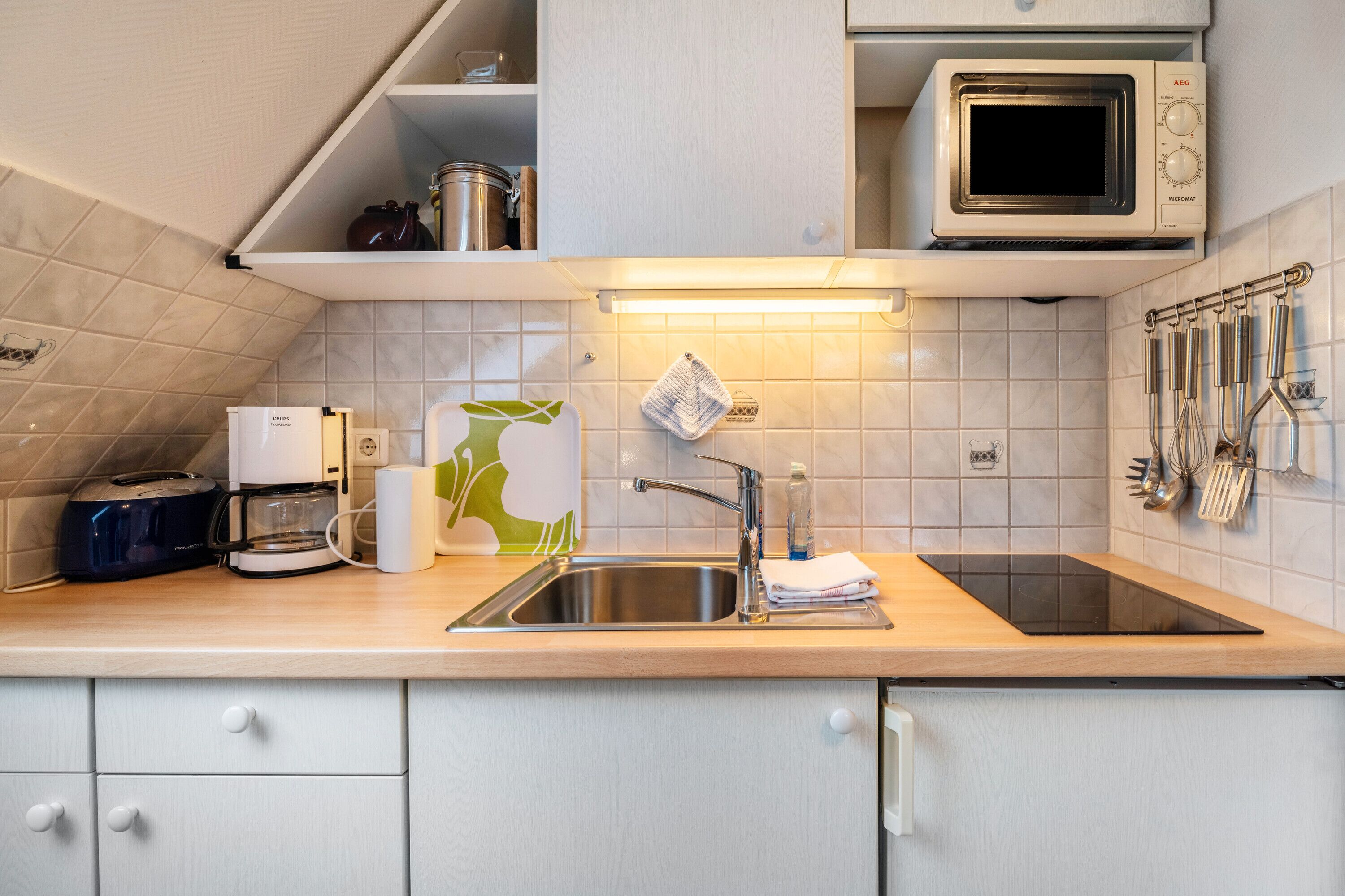 Kjøleskap, mikrobølgeovn, kokeplater og kaffetrakter/tekoker