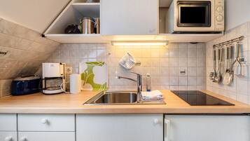 KĂŒhlschrank, Mikrowelle, Herdplatte, Wasserkocher mit Kaffee-/Teezubehör