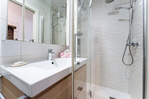 Douche, sèche-cheveux, serviettes fournies
