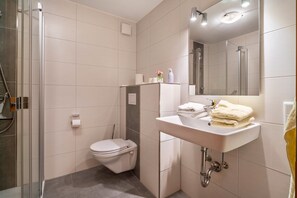 Douche, sèche-cheveux, serviettes fournies