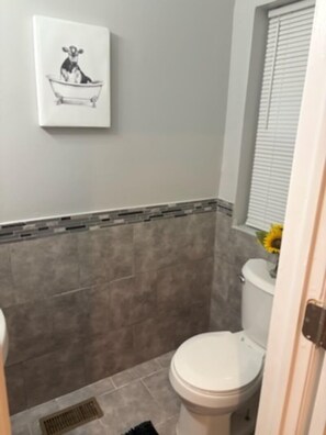Phòng Suite tiện nghi đơn giản | Phòng tắm | Vòi sen/bồn tắm kết hợp, đồ dùng nhà tắm miễn phí, máy sấy tóc