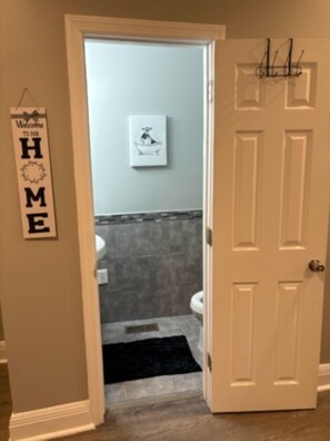 Comfort-Suite | Badezimmer | Duschwanne, kostenlose Toilettenartikel, Haartrockner, Handtücher