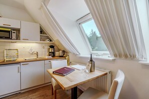Kylskåp, mikrovågsugn, spishäll och kaffe- och tebryggare