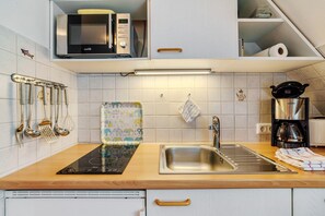 Kjøleskap, mikrobølgeovn, kokeplater og kaffetrakter/tekoker