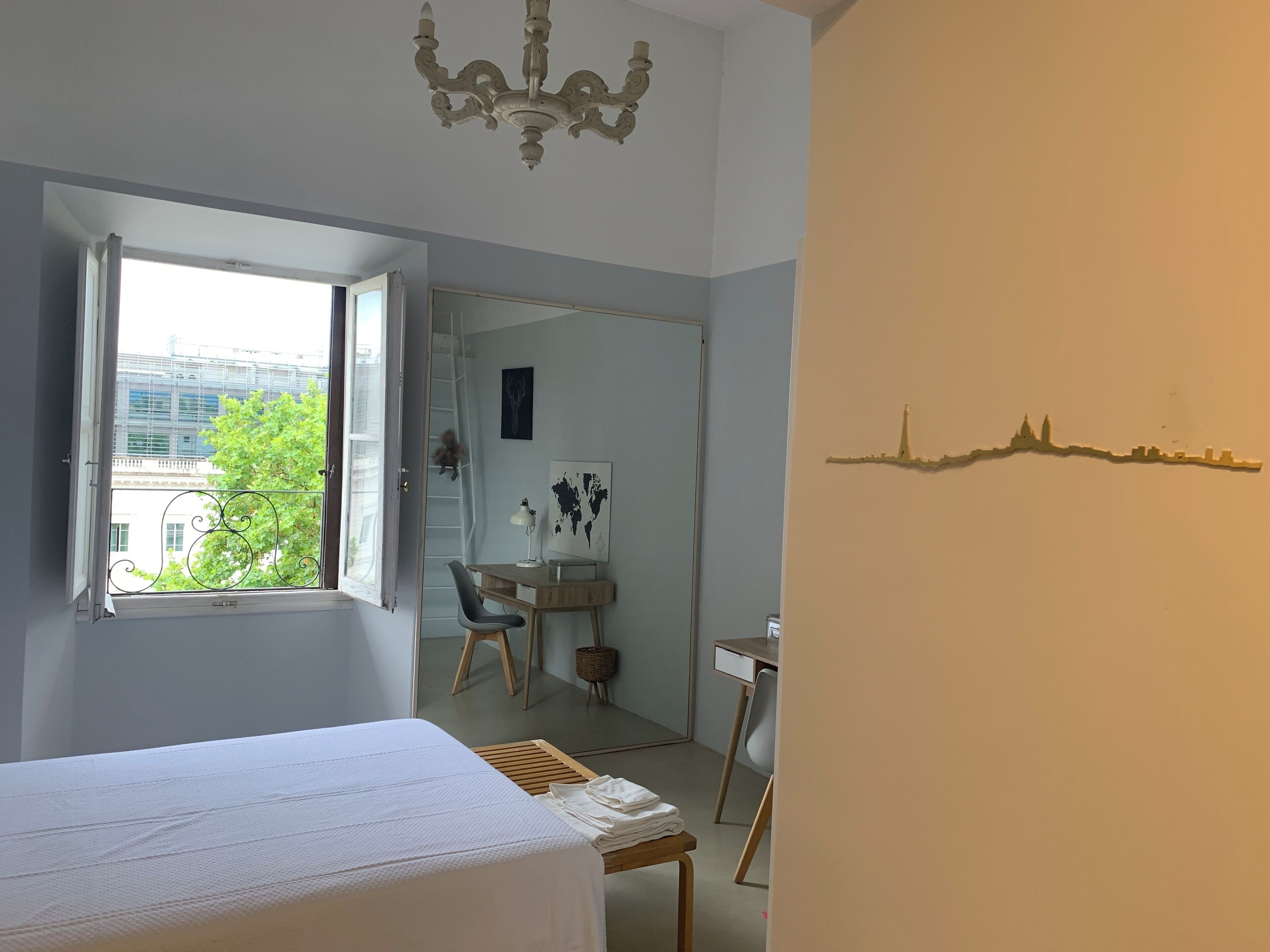 Een strijkplank/strijkijzer, internet, beddengoed