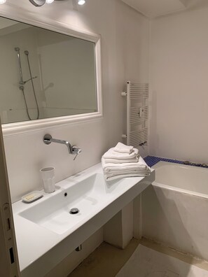 Hair dryer, bidet, towels, soap - Charming Penthouse in the heart of Rome (Roma)