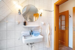 Dusj, hårføner og håndklær