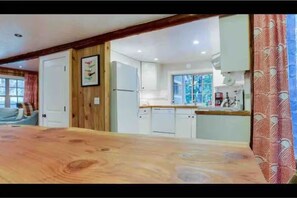 Fridge, microwave, oven, stovetop - Peaceful cabin in the woods (Rhododendron)