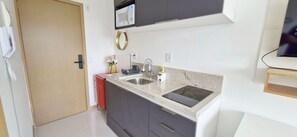 Basic Apartment | Private kitchen | Mini-fridge, microwave, cookware/dishes/utensils - COFDR0105 - Edifício House Federação (Salvador)