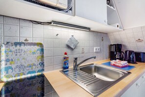 Kühlschrank, Mikrowelle, Herdplatte, Wasserkocher mit Kaffee-/Teezubehör