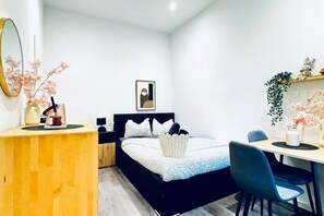 1 bedroom, bed sheets