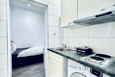 Practical Studio Stay with Kitchen, Laundry & Great Location