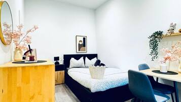 1 bedroom, bed sheets