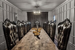 Dining - Wizard's Dark Manor Escape/Indoor Slide/Sleep 17+ (Adamstown)