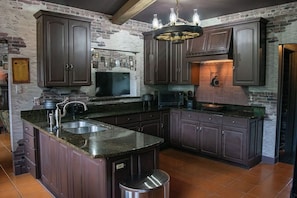 Private kitchen - Wizard's Dark Manor Escape/Indoor Slide/Sleep 17+ (Adamstown)