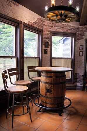 Dining - Wizard's Dark Manor Escape/Indoor Slide/Sleep 17+ (Adamstown)